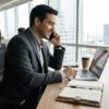 Comercial buscando cómo encontrar empresas de construcción en España desde la oficina