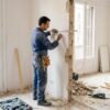 Empresas de reformas en España trabajando en la reforma de una vivienda