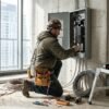 Empresas de instalación eléctrica montando el cuadro eléctrico en una obra nueva