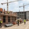 Distintas actividades de construcción: constructoras, oficios e instalaciones en una obra